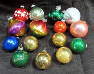LOT 67 VINTAGE CHRISTMAS ORNAMENTS SANTA LAND VICTORIA - LOT INCLUDES A VARIETY